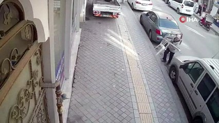 Yere düşen cüzdanı çalıp gitmişti...  Sosyal medyada görünce iade etti