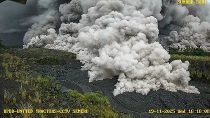 Video: Detik-detik Gunung Semeru Meletus Luncurkan Awan Panas
