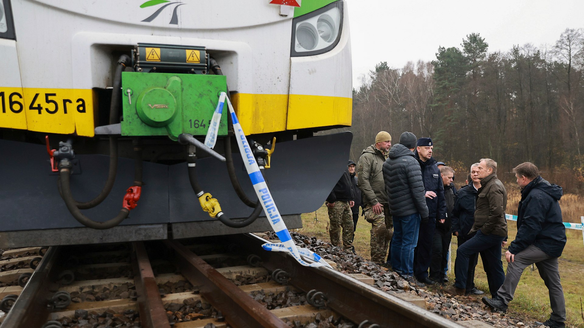 Polonia ha lanzado una contundente advertencia a Rusia, prometiendo que responder� al reciente sabotaje ferroviario que atribuye a Mosc� como un "acto de terrorismo de Estado". El ministro de Relaciones Exteriores polaco, Radoslaw Sikorski, declar� que la respuesta se dar� en los pr�ximos d�as y no ser� "solo por la v�a diplom�tica". En un primer paso, Varsovia retirar� la autorizaci�n para el funcionamiento del �ltimo consulado ruso en Polonia, ubicado en la ciudad portuaria de Gdansk.