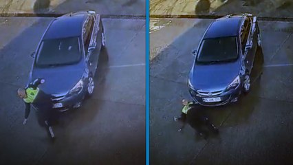 Otomobilin trafik polisine çarptığı kaza kamerada