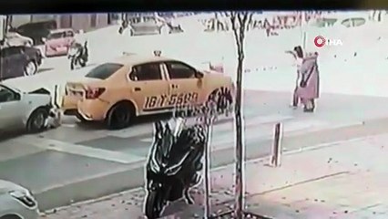 Yaya geçidinde anne ve bebeğe otomobil böyle çarptı
