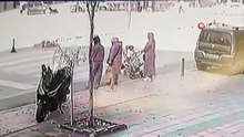 Yaya geçidinde anne ve bebeğe otomobil böyle çarptı