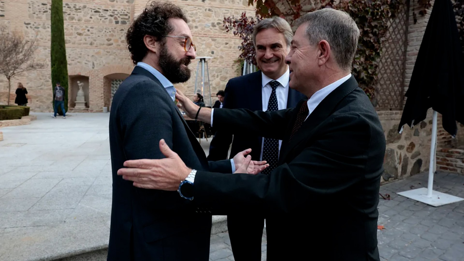 El presidente de Castilla-La Mancha, Emiliano Garc�a-Page, ha marcado nuevamente distancia con la direcci�n de Ferraz, arremetiendo duramente contra la estrategia del PSOE para defenderse de los casos de corrupci�n que afectan a los dos �ltimos secretarios de Organizaci�n del partido. Durante su participaci�n en el foro "La Espa�a vertebrada", celebrado en Toledo y organizado por EL MUNDO, Page se refiri� a las revelaciones que apuntan a que la persona a la que el l�der del partido encarg� el control del PSOE recibi� 6,7 millones de euros en comisiones ilegales.