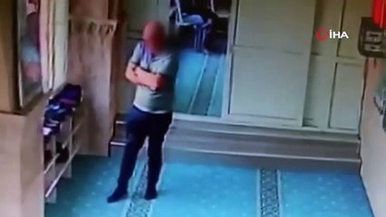 Cami'de beğendiği ayakkabıları çaldı