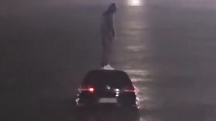 Perde il traghetto e finisce con l'auto in mare: l'autista si salva così