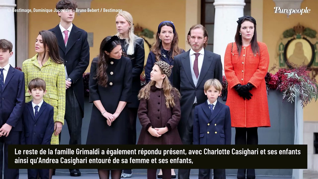 La princesse Gabriella de Monaco, élégante en robe rouge, et le prince Jacques en uniforme de carabinier : les jumeaux tout sourire au balcon du palais pour la Fête Nationale