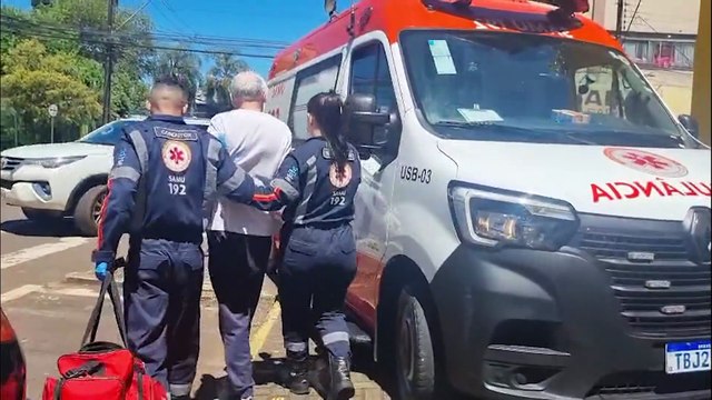 Idoso é socorrido pelo Samu após ser atropelado no Centro de Cascavel