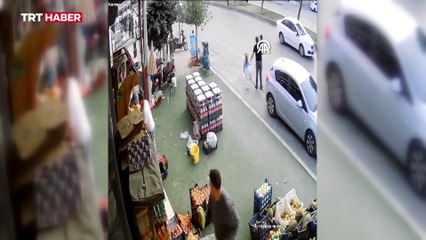 Ters yöne giren forklift, baba ve 2 çocuğuna çarptı