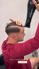 Yunus Akgün saçlarını kendisi yapıyor