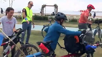 Bisikletle dünya turuna çıkan 5 kişilik aile, İzmir'e ulaştı: 3.700 km sürüp 11 ülke geçtiler