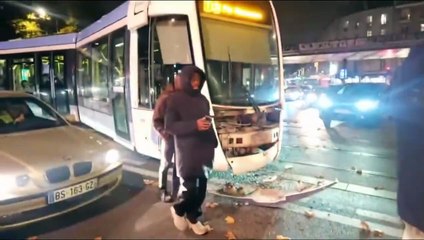 Paris : un tramway déraille et fonce dans un bus après avoir glissé sur des feuilles mortes