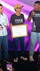 Leo Santana faz desabafo ao receber Prêmio da Igualdade Racial: "vocês vão ter me aturar, vão ter que me engolir"