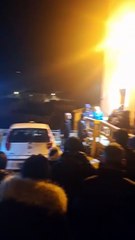 CORI E FISCHI DI CONSTSTAZIONE CONTRO LA VARIANTE DI VIA CERQUELLE