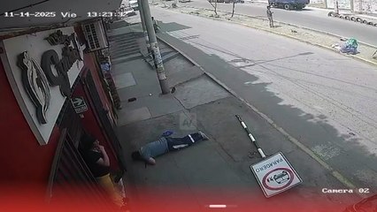 ¡Lo atropellaron! Una trimoto embiste a un adulto mayor que perdió la vida (VIDEO)