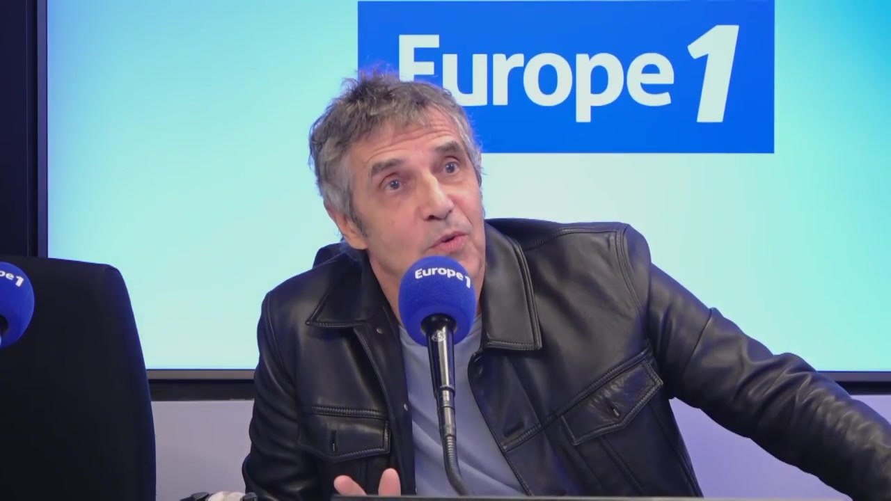 "J’ai pris un coup de poing" : Julien Clerc revient sur le jour où Patrick Dewaere a appris qu’il était en couple avec Miou-Miou (VIDÉO)