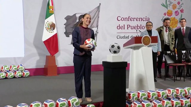 “Mejor aviénteme medicamentos, Presidenta ”, le gritó una reportera a Sheinbaum cuando lanzó un balón del Mundial 2026.