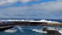 VIDEO: ¡Se los llevó! Ola gigante arrastra a varias personas en Puerto de la Cruz de España
