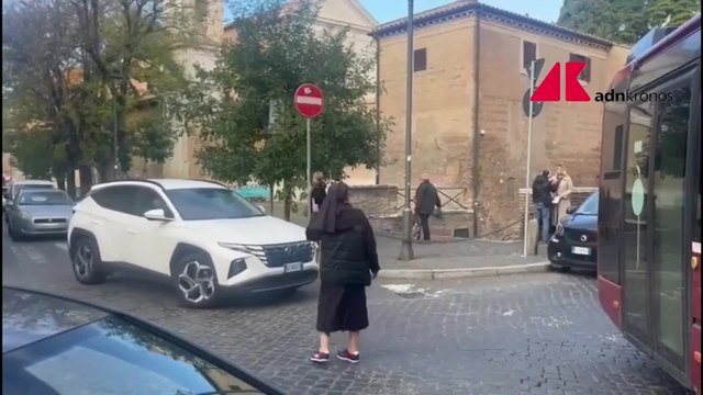 Al rone Celio la suora s'improvvisa vigile urbano e sbroglia l'ingorgo