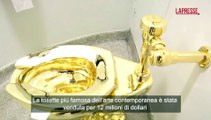 Il water d'oro di Cattelan venduto per 12 milioni di dollari
