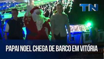 Papai Noel chega de barco em Vitória