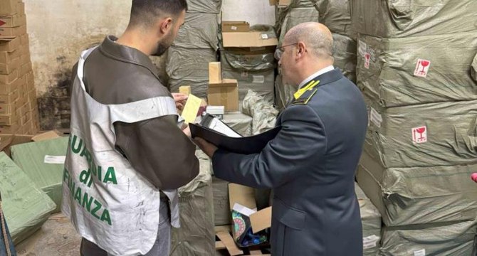Napoli, maxi sequestro di profumi falsi e articoli elettrici pericolosi (19.11.25)