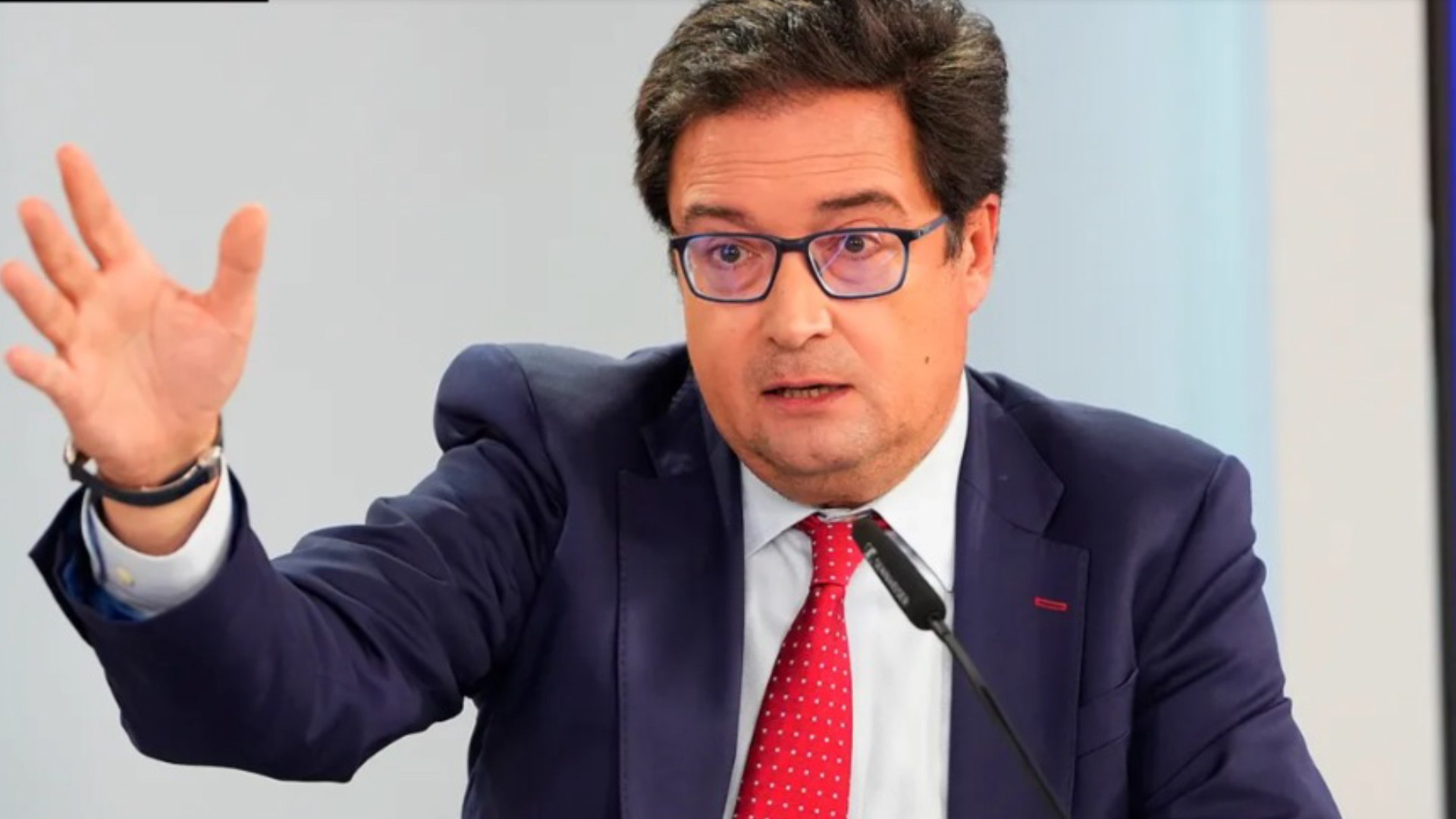 El Gobierno ha planteado una subida salarial fija del 10% para el conjunto de los empleados p�blicos en el periodo comprendido entre 2025 y 2028, seg�n ha detallado el sindicato CSIF tras la reuni�n mantenida con el Ministerio para la Transformaci�n Digital y de la Funci�n P�blica. El encuentro, en el que tambi�n participaron CCOO y UGT, forma parte de las negociaciones destinadas a cerrar un nuevo acuerdo salarial y de empleo para los pr�ximos a�os, despu�s de que el marco anterior expirara en 2024.
Durante la reuni�n, el Ejecutivo reiter� su disposici�n a revisar la tasa de reposici�n en las plantillas de la Administraci�n. Los sindicatos llevan tiempo reclamando la eliminaci�n de todas las restricciones que a�n limitan la incorporaci�n de personal, argumentando que muchos servicios p�blicos sufren d�ficits estructurales de plantilla.
En cuanto a la propuesta econ�mica, Funci�n P�blica ha planteado que el aumento salarial del 10% se distribuya de forma gradual. El Gobierno fija un l�mite del 4% como m�ximo para 2025 y 2026, alegando que superar ese porcentaje implicar�a rebasar el techo de gasto previsto. De esta forma, el 6% restante quedar�a reservado para los a�os 2027 y 2028. Seg�n el Ministerio, podr�a aplicarse un incremento mayor en 2027, ya que se prev� una desaceleraci�n de los precios, lo que facilitar�a una mejora retributiva sin comprometer los objetivos presupuestarios.