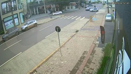 Comerciante desabafa após série de acidentes em cruzamento: “Praticamente todos os dias a gente presencia carros batendo”