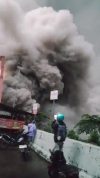 Indonesian Volcano Mount Semeru massive eruption forces evacuation