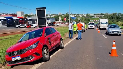 Carro e caminhão se envolvem em colisão na BR-277, em Cascavel
