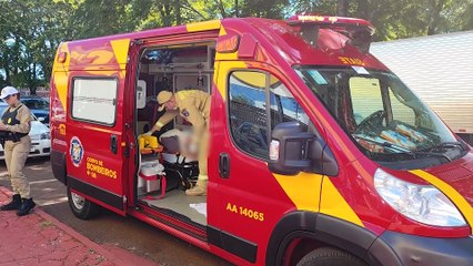 Mulher fica ferida após colidir com porta de carro no Bairro São Cristóvão