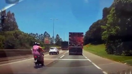 Tragédia: Câmera flagra queda de motociclista e caminhão passando por cima de mulher na BR-116