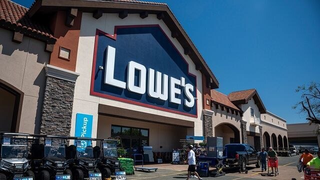 Lowe's Beats Profit Estimates as Online, Pro Sales Grow