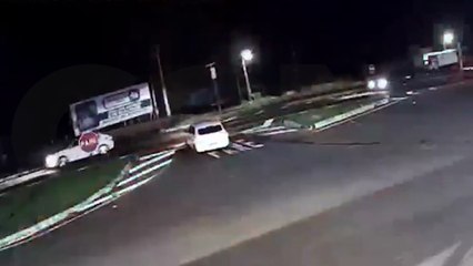 Câmera flagra colisão na BR-277 em Santa Tereza do Oeste