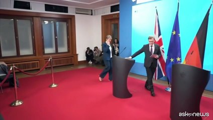 Nave militare russa entra in acque GB, Londra avverte Putin