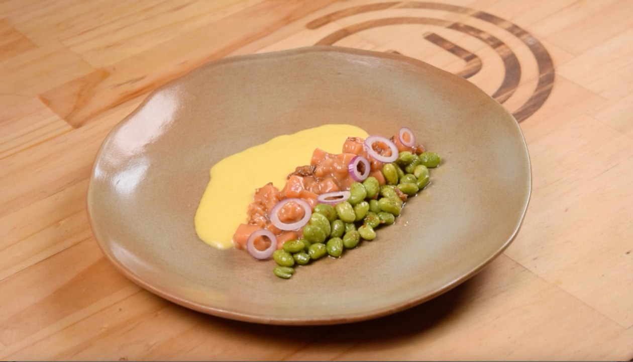Salmón con cebolla caramelizada, edamame y salsa bearnesa