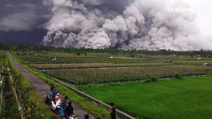 Indonésia eleva nível de alerta após erupção de vulcão perto de Bali
