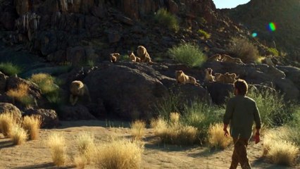 Um homem reencontra seus amigos com JUBA