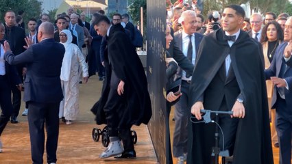 ¡Antes muerto que sencillo! La llegada de Achraf a la gala del Balón de Oro: con capa y en patinete