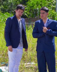 Joven humilla a su padre por ser albañil