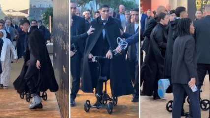 L'infortunio non ferma Hakimi: ritira il Pallone d’Oro africano… in monopattino!