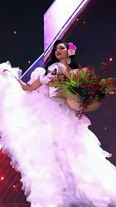 Miss El Salvador en traje típico durante la gala preliminar de Miss Universo 2025