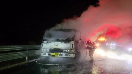 중부내륙고속도로 달리던 화물차에 불...다친 사람 없어 / YTN