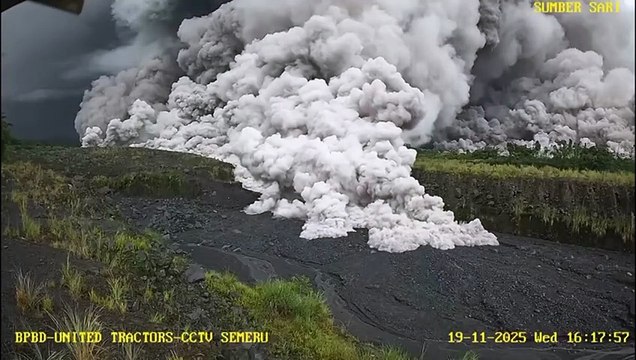 Indonésia: Vulcão Semeru entra em erupção, provoca fluxos de cinza quente e evacuações