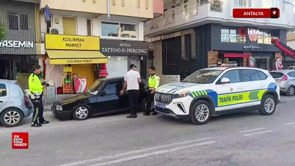 Antalya'da yüksek sesle müzik dinleyen sürücü adayı ehliyetini ve aracını kaptırdı