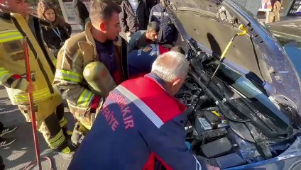 Diyarbakır’da itfaiyeden nefes kesen kedi kurtarma operasyonu