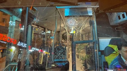 Sokak ortasında çatışma: Kurşunlar halk otobüsüne isabet etti, 2 kişi yaralandı