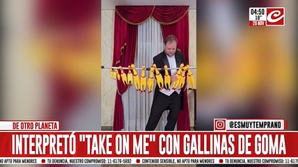 Un músico brasileño interpretó un clásico del rock... ¡con gallinas de goma!