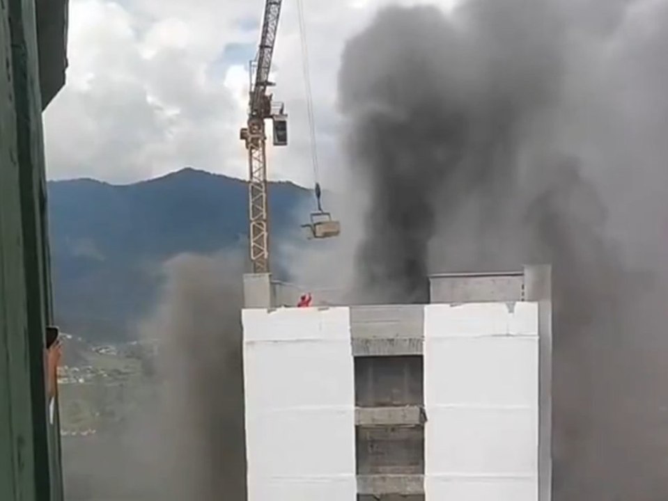 Kranführer rettet Arbeiter von brennendem Hochhaus