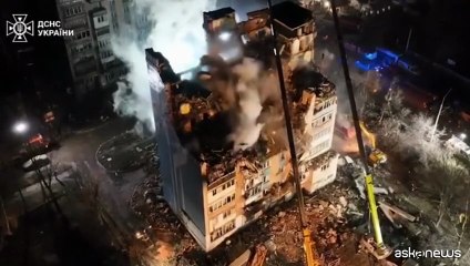 Ucraina, un palazzo sventrato da un attacco aereo russo a Ternopil