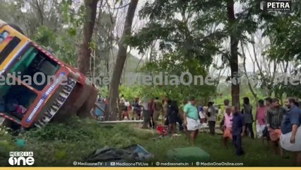 കണ്ണൂർ താവുകുന്നിൽ നിയന്ത്രണം വിട്ട് ലോറി മറിഞ്ഞു; 8 പേർക്ക് പരിക്ക്, ഒരാളുടെ നില ഗുരുതരം